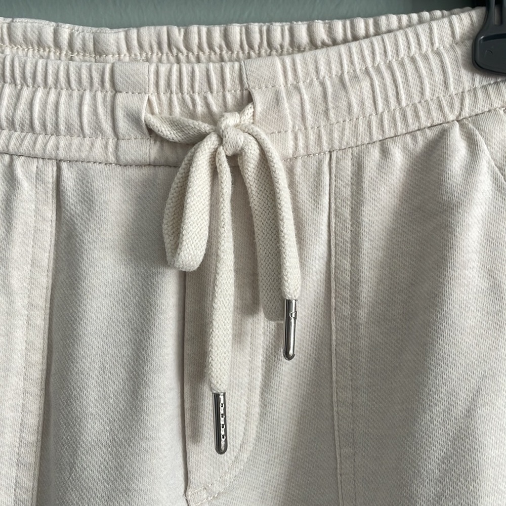 Athleta Farallon wide crop. Size 0. Heathered oatmeal is color. Pockets galore! - Picture 4 of 5